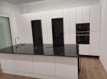 cocina-de-madera-lacada-blanca-con uero-3